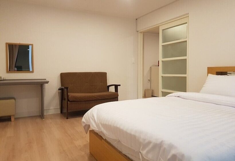 Отель Goseong Sunshine Beach Pension