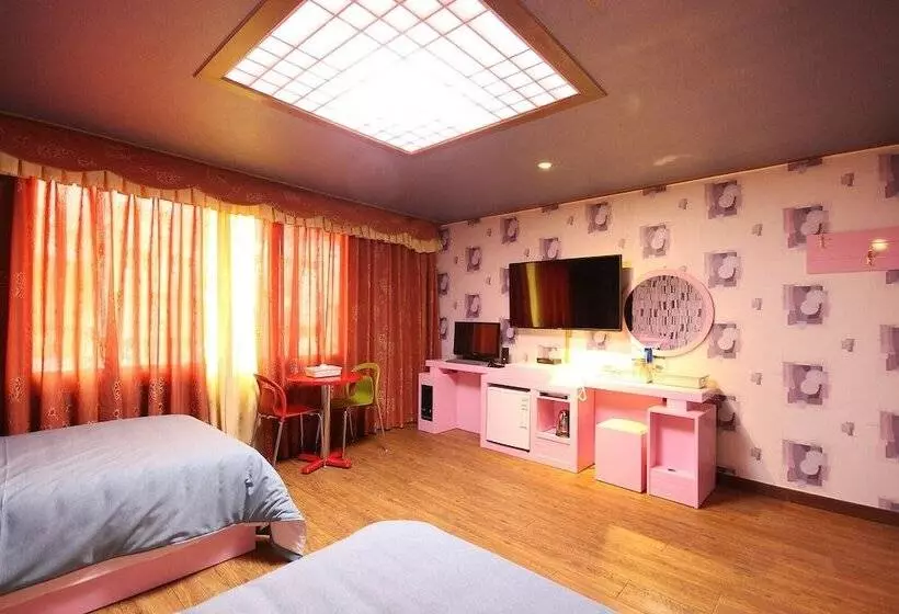 هتل Mokpo Seven 7