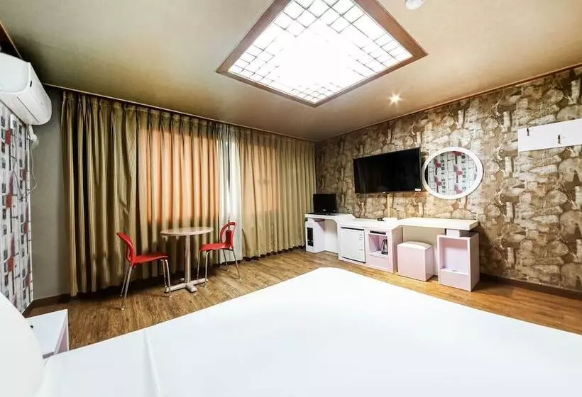 هتل Mokpo Seven 7