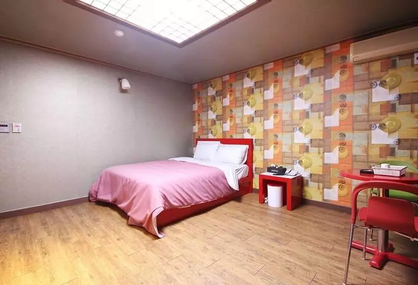 هتل Mokpo Seven 7