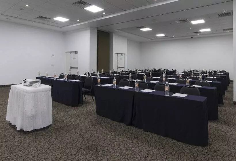 Отель Holiday Inn Express Guadalajara Iteso, An Ihg