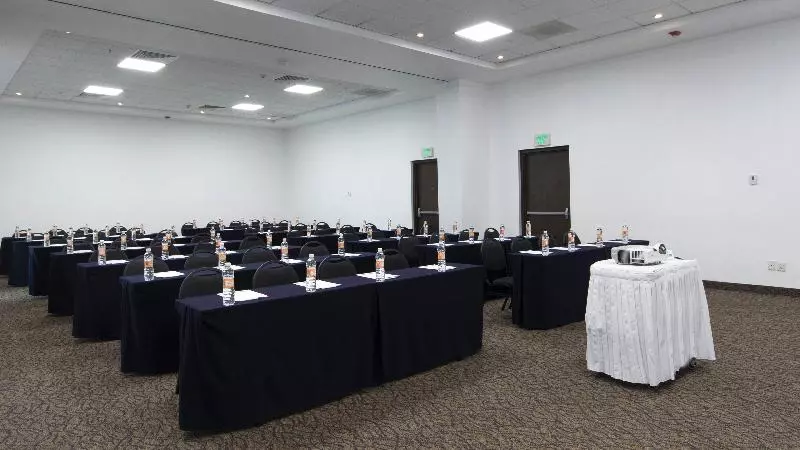 Отель Holiday Inn Express Guadalajara Iteso, An Ihg
