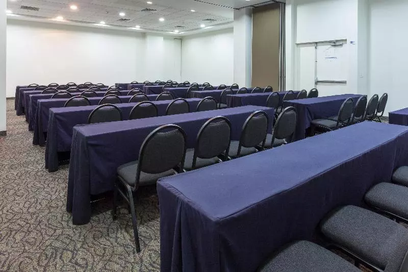 Отель Holiday Inn Express Guadalajara Iteso, An Ihg
