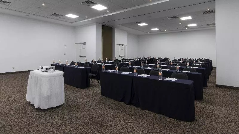 Отель Holiday Inn Express Guadalajara Iteso, An Ihg