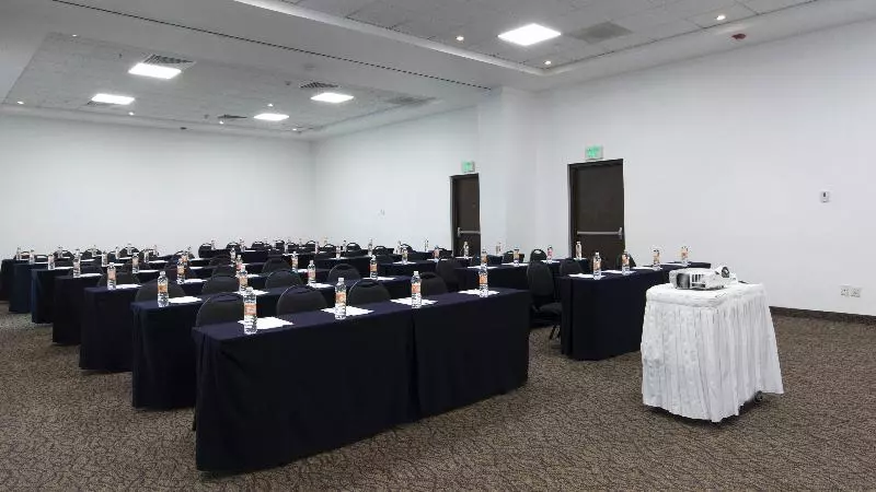 Отель Holiday Inn Express Guadalajara Iteso, An Ihg
