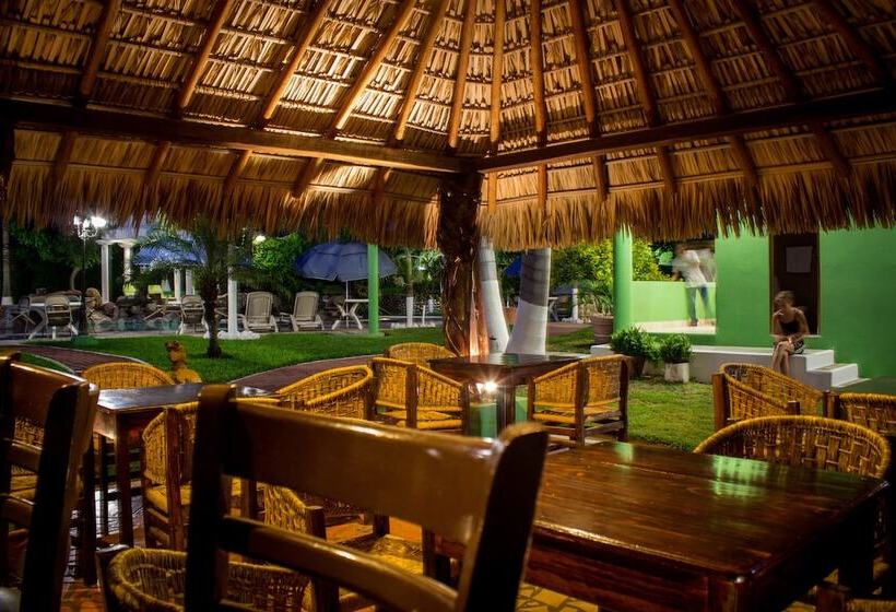 Suites & Hotel Punta Esmeralda