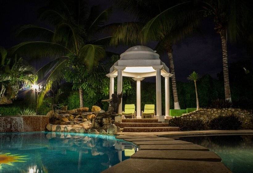 Suites & Hotel Punta Esmeralda