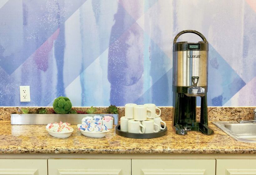 Отель Hilton Garden Inn Irvine East/lake Forest