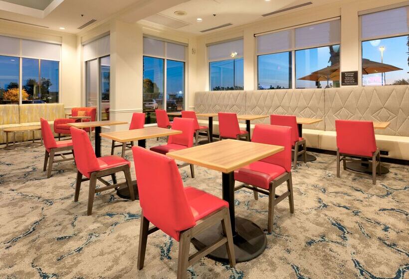 Отель Hilton Garden Inn Irvine East/lake Forest