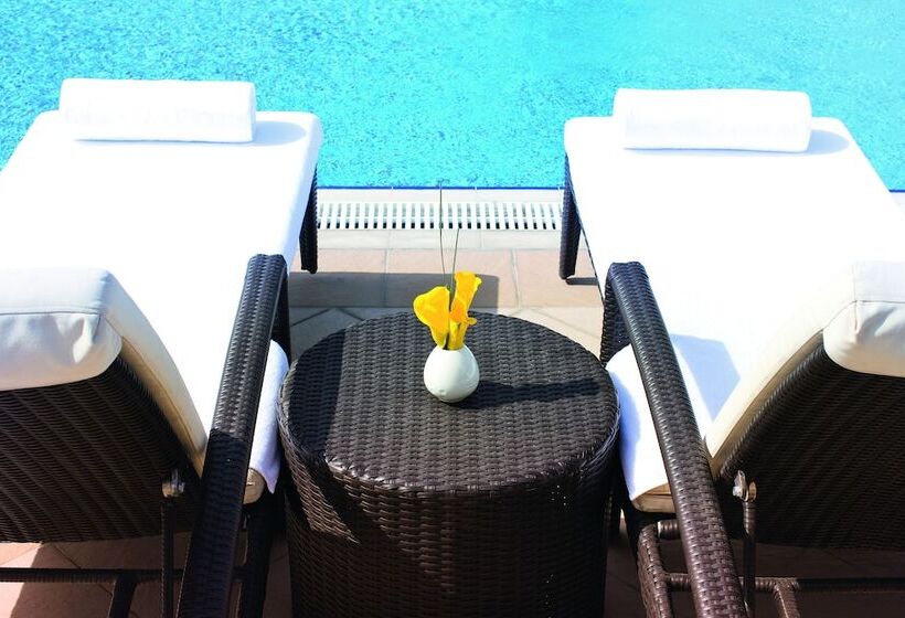 Отель Avani Deira Dubai