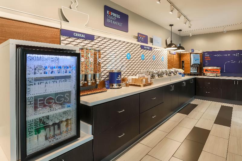 Holiday Inn Express Hotel & Suites Fort Worth Downtown, An Ihg