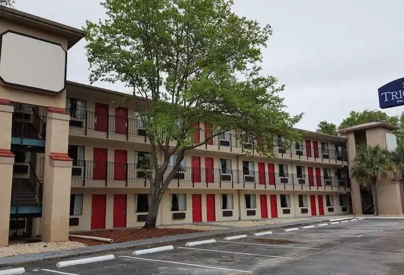 Отель Tricove Inn & Suites