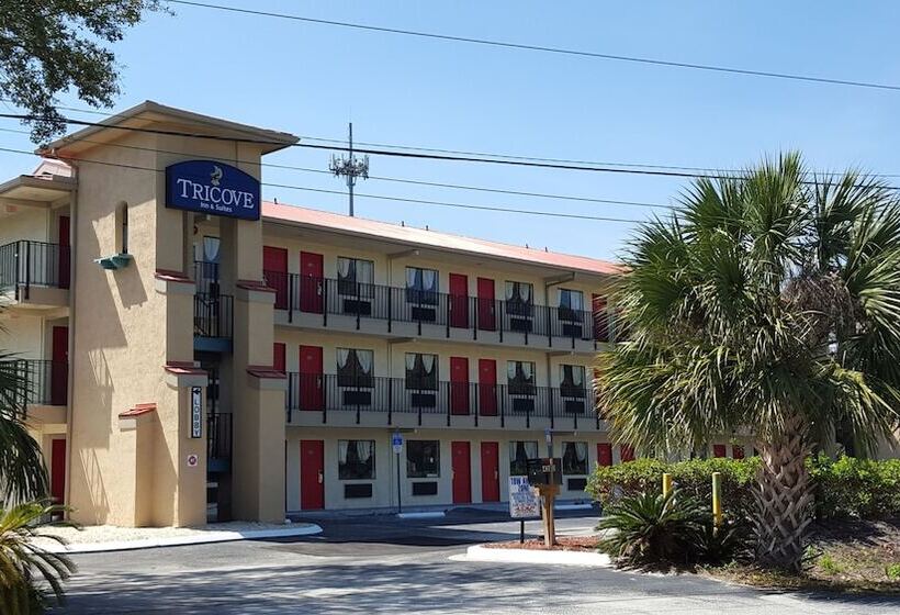 فندق Tricove Inn & Suites