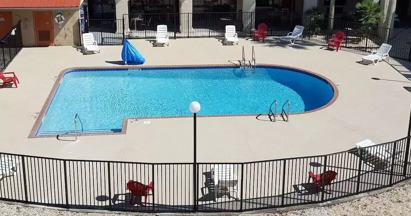 Отель Tricove Inn & Suites