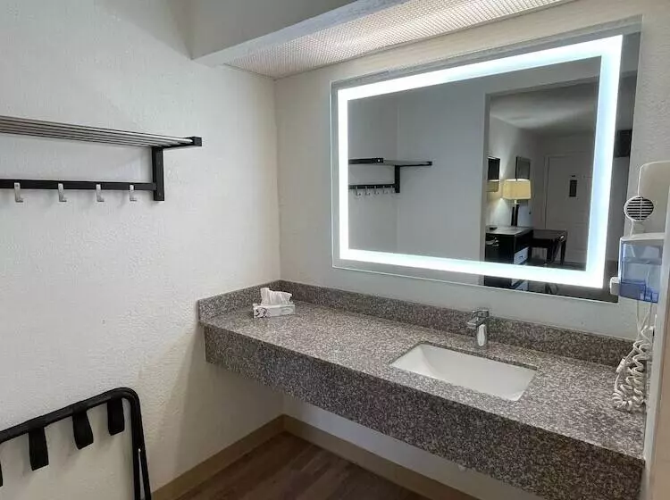 Отель Tricove Inn & Suites