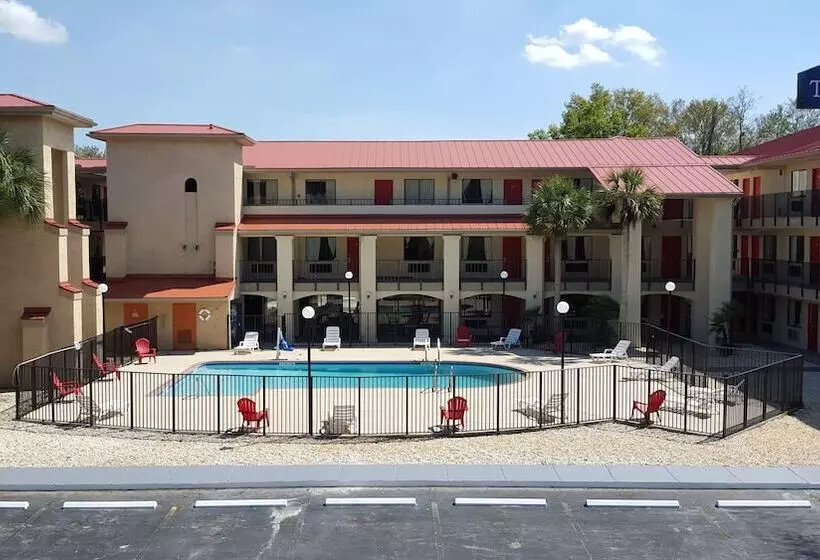 Отель Tricove Inn & Suites