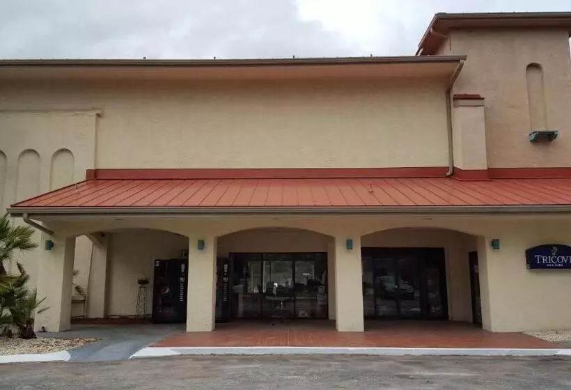 Отель Tricove Inn & Suites
