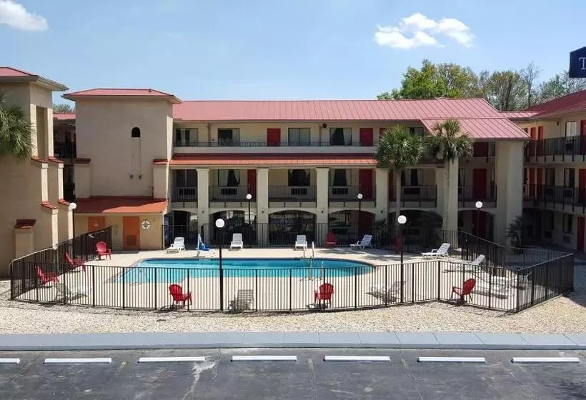 Отель Tricove Inn & Suites