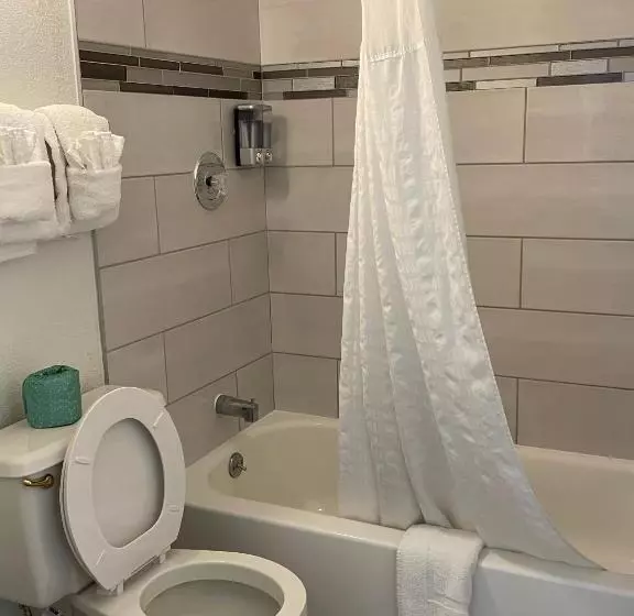 Отель Tricove Inn & Suites