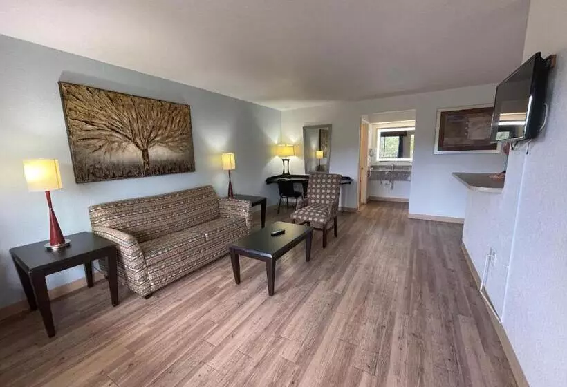 Отель Tricove Inn & Suites