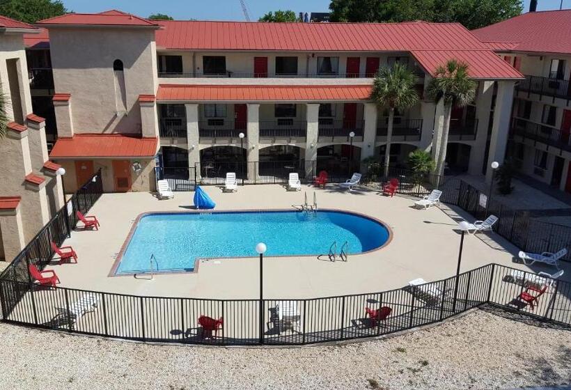 فندق Tricove Inn & Suites