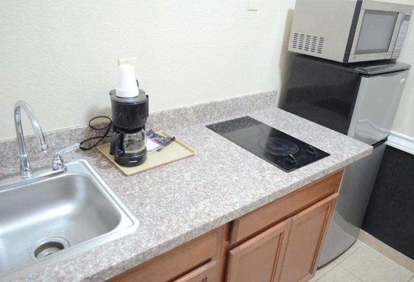 هتل Budget Host Inn & Suites