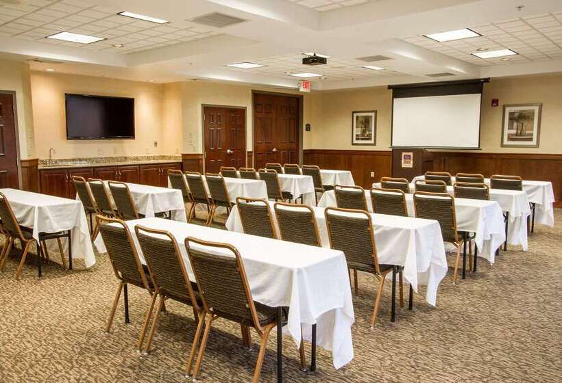 فندق Comfort Suites Grand Rapids North