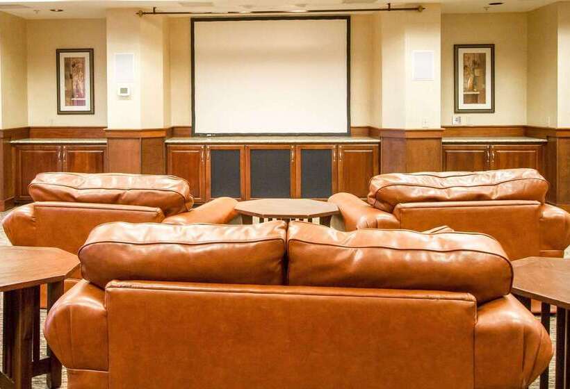 فندق Comfort Suites Grand Rapids North