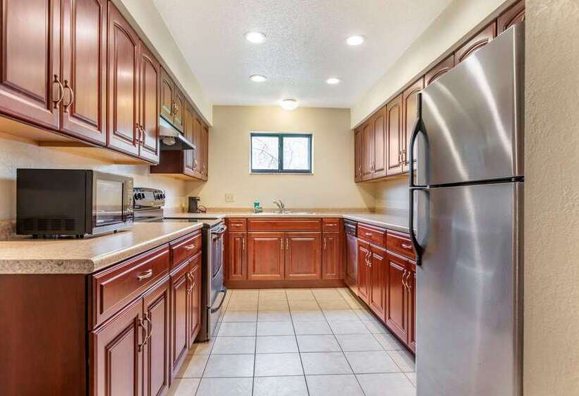 فندق Comfort Suites Grand Rapids North