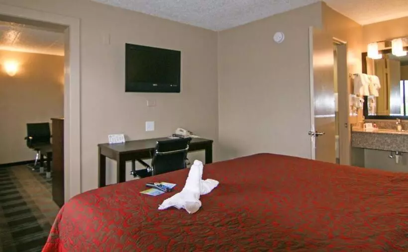 هتل Days Inn & Suites By Wyndham Springfield On I44