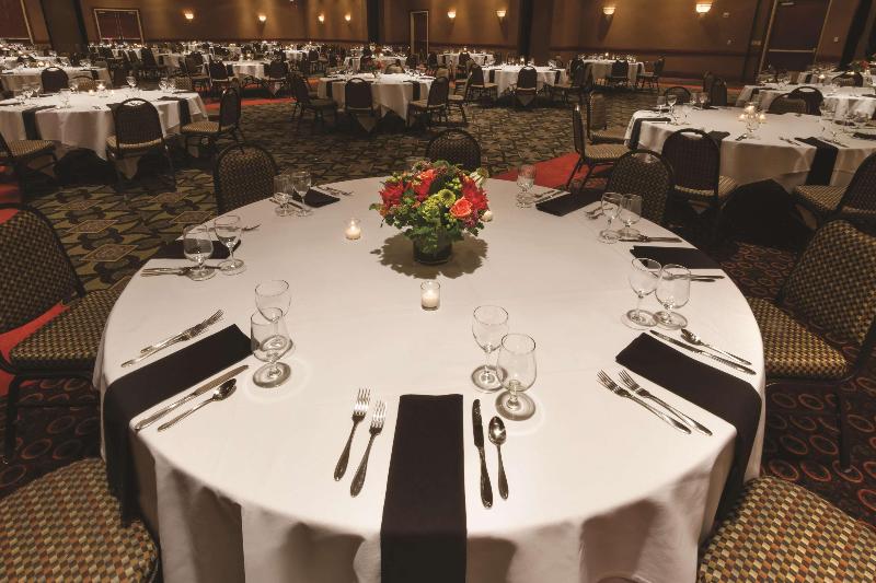 فندق Embassy Suites By Hilton Portland Airport