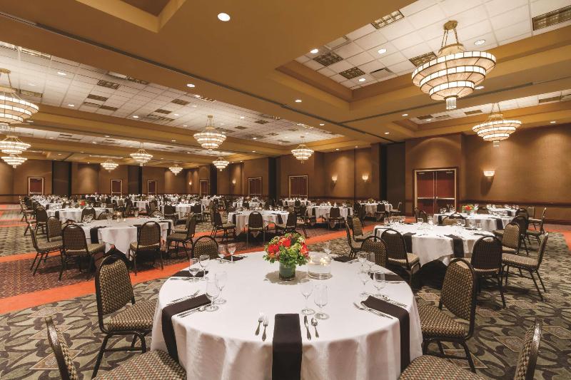 فندق Embassy Suites By Hilton Portland Airport