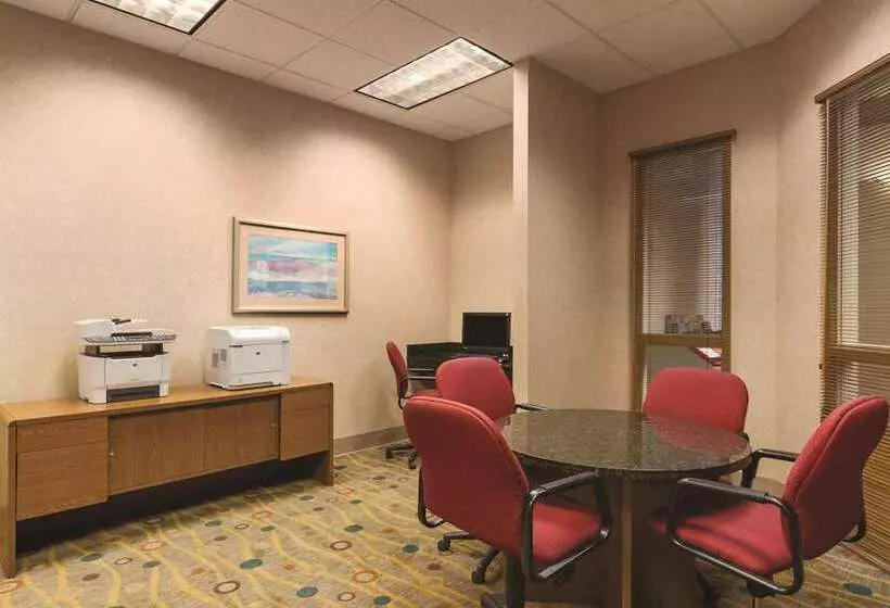 هتل Embassy Suites By Hilton Portland Airport