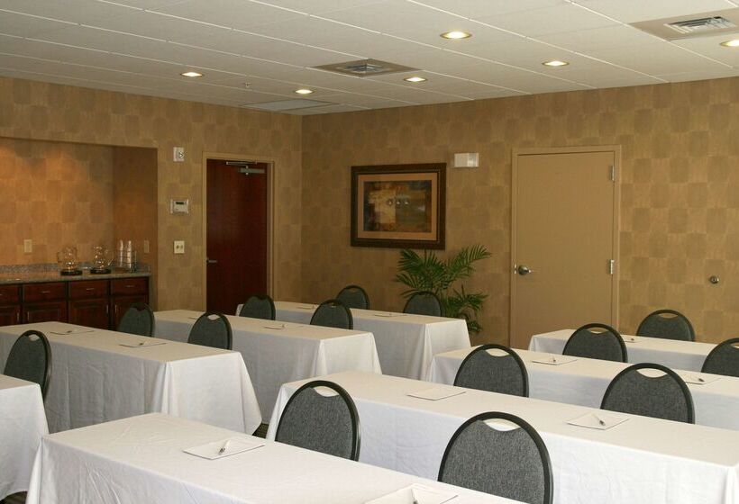 בית מלון כפרי Hampton Inn & Suites Norfolk Airport