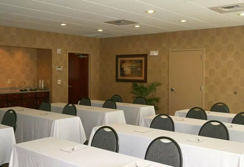 هتل Hampton Inn & Suites Norfolk Airport