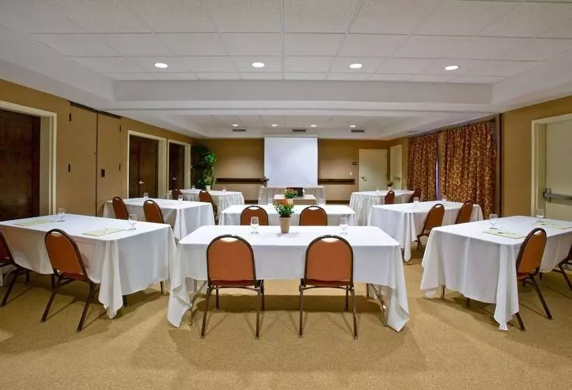 Отель Hampton Inn & Suites Tahoetruckee