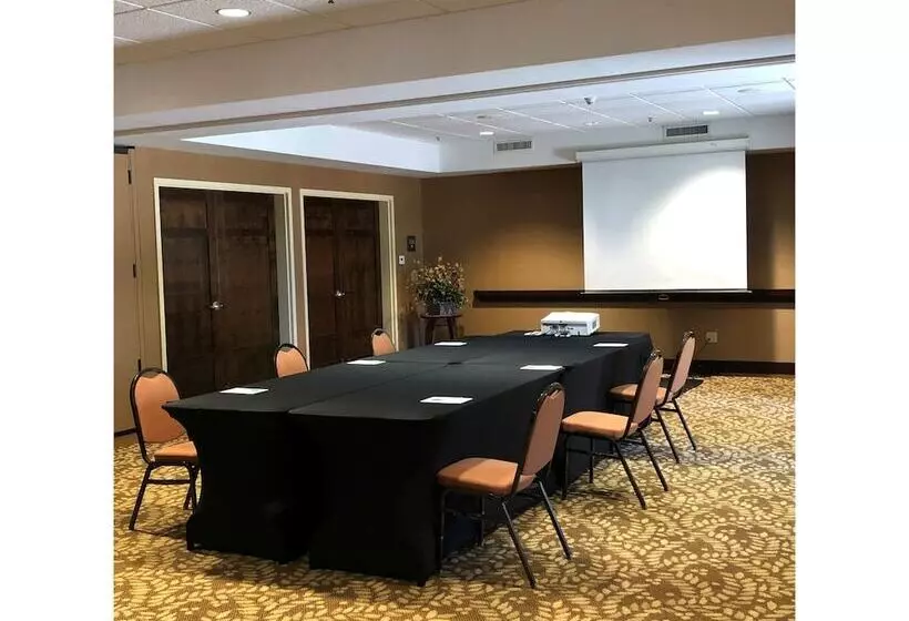 Отель Hampton Inn & Suites Tahoetruckee