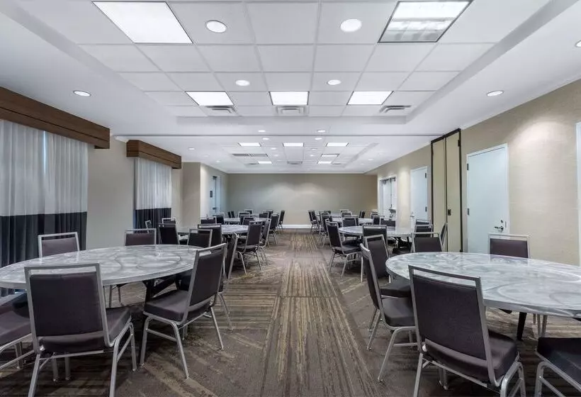 هتل Hilton Garden Inn Islip/macarthur Airport