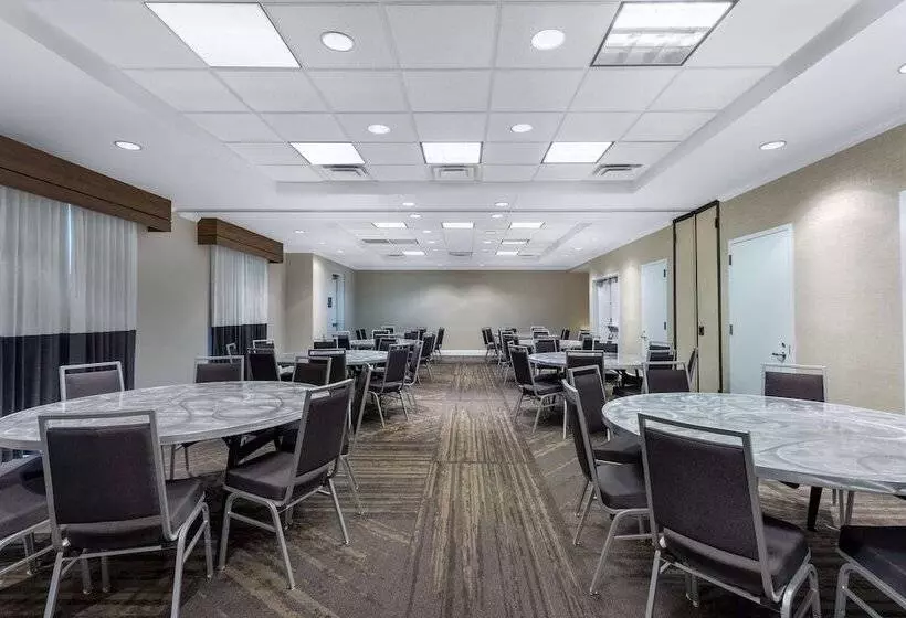 هتل Hilton Garden Inn Islip/macarthur Airport