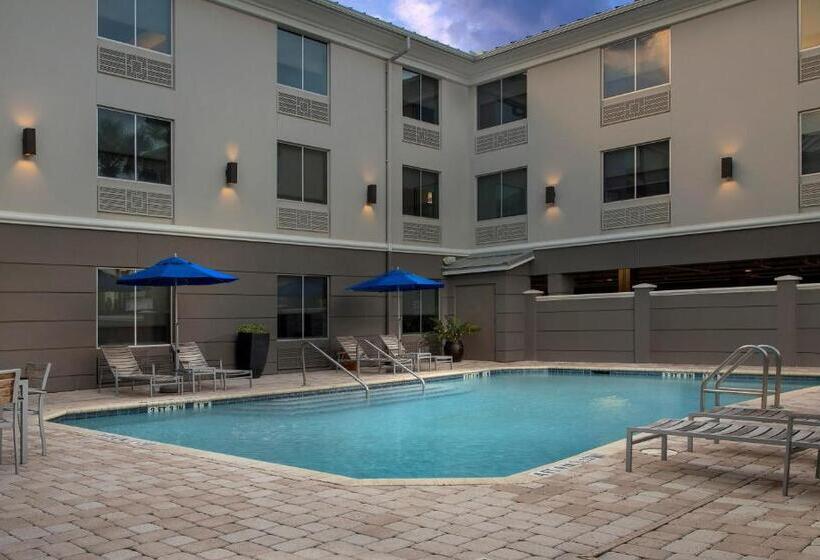 Отель Holiday Inn Express Jacksonville Beach, An Ihg