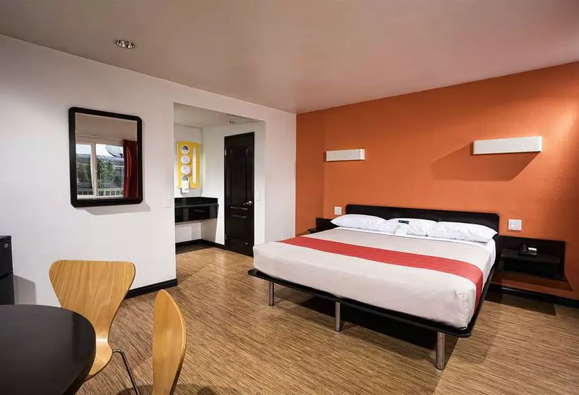 Motel 6 Newport Beach