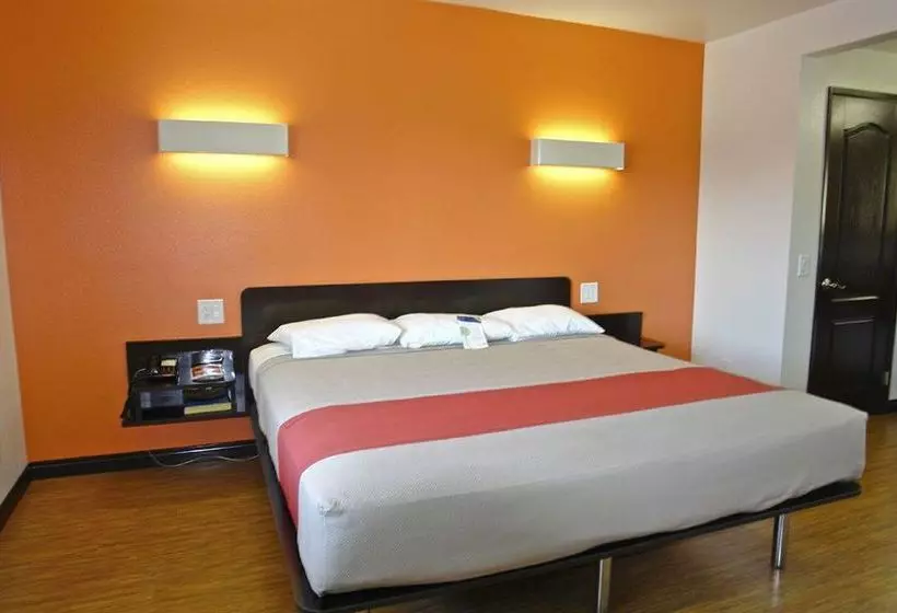 Motel 6 Newport Beach