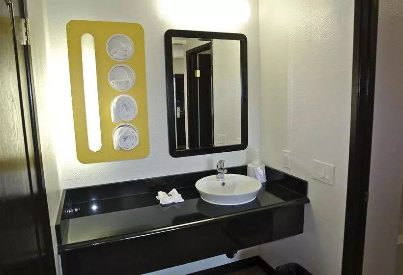 Motel 6 Newport Beach