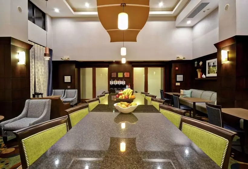 Hampton Inn & Suites Detroit Canton