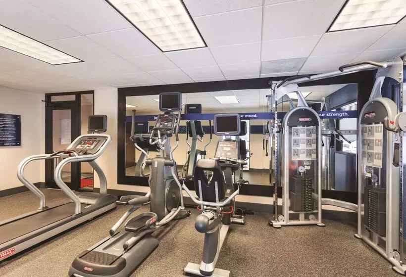 בית מלון כפרי Hampton Inn & Suites Lake George