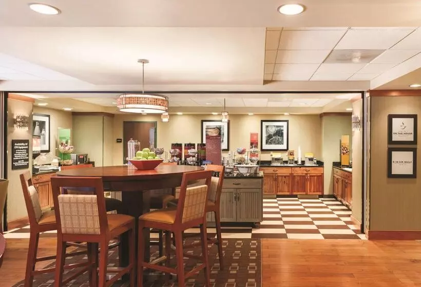 בית מלון כפרי Hampton Inn & Suites Lake George