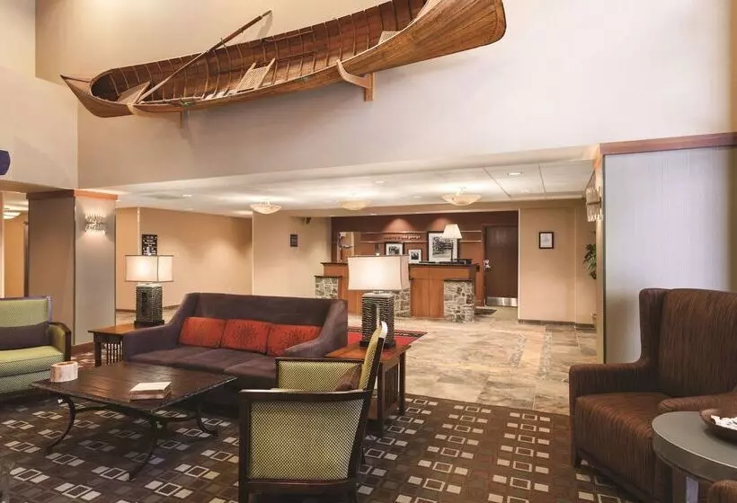 בית מלון כפרי Hampton Inn & Suites Lake George