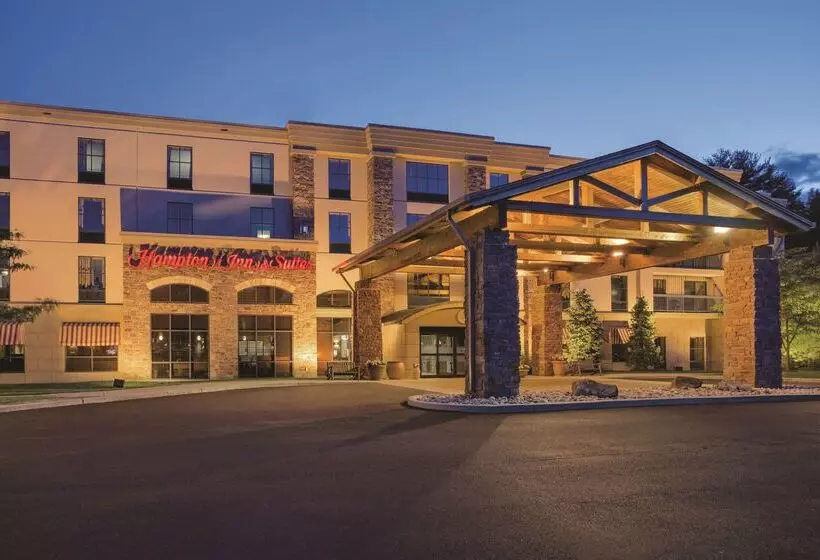 בית מלון כפרי Hampton Inn & Suites Lake George