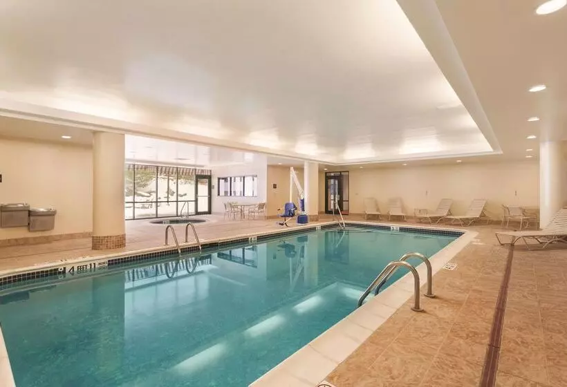 בית מלון כפרי Hampton Inn & Suites Lake George