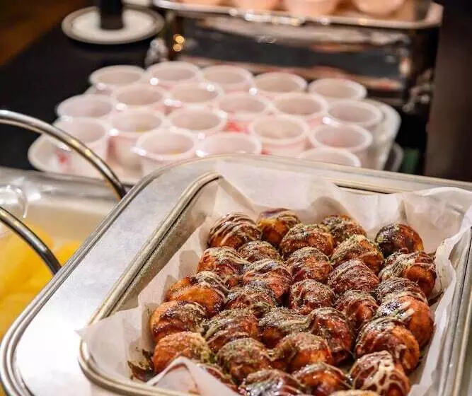 Отель Osaka Garden Palace